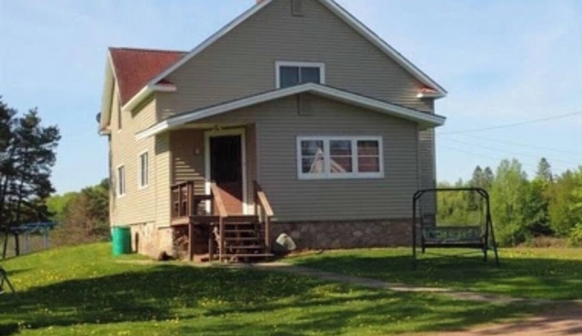 Tranquil Farmhouse - Sleeps 8 with AC in charming Hurley