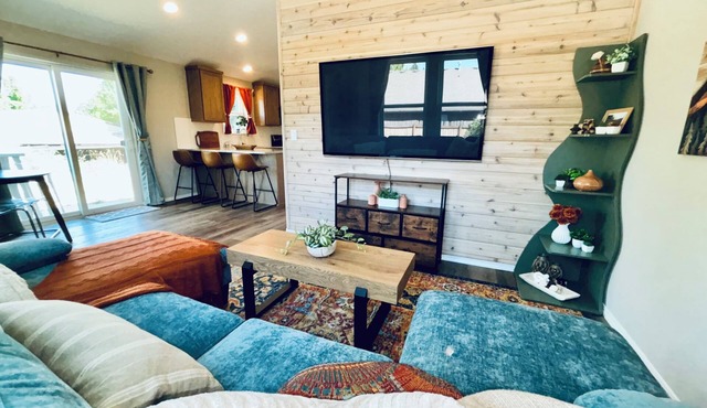 Tranquil Modern Comfort, 3-bedroom, 2 bathroom home with AC in Vancouver