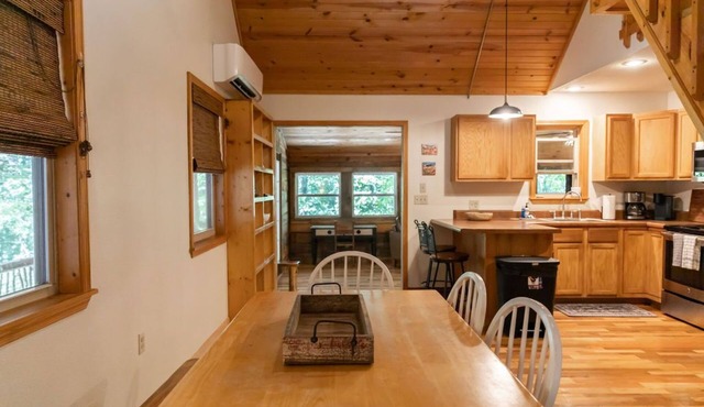 Tranquil Mountainside Cabin in Charming Mountain View with AC
