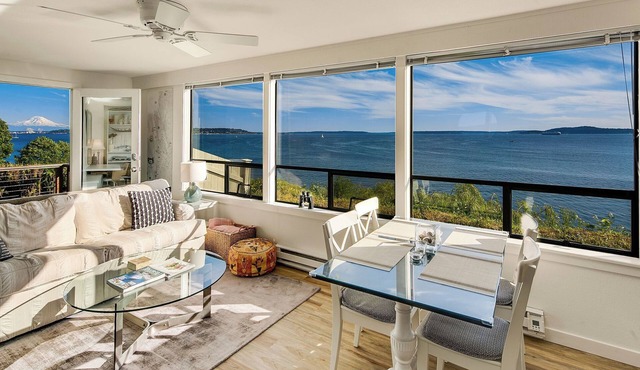 Tranquil waterfront cottage on Seattle's Puget Sound