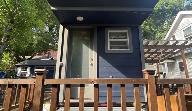 Tree View Tiny House - light filled, stone patio, close to Lewis & Clark, OHSU