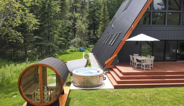 TreeTops Ayframe, Supersized AFrame on the River with Hot Tub