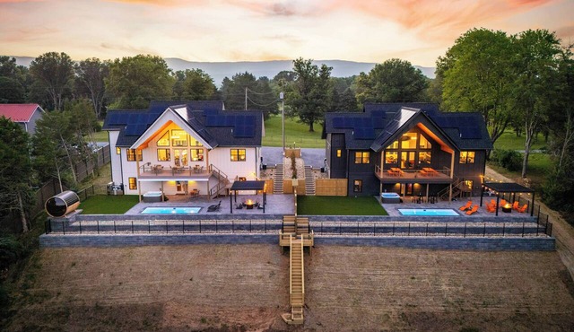 TWIN CHALETS, Riverfront w/2 Pools, 2 Hot Tubs, Sauna, EV Chargers, AMAZ Views in Shenandoah