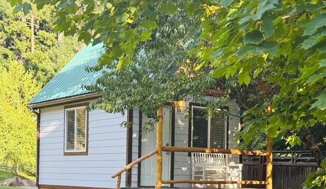 Umpqua National Forest King Cabin #16 – Near Crater Lake & Umpqua Hot Springs