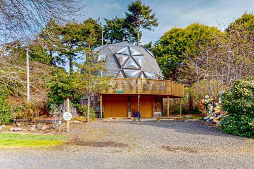 Unique Geodesic Dome Home with WiFi Deck & Lovely Views - 2 Dogs OK