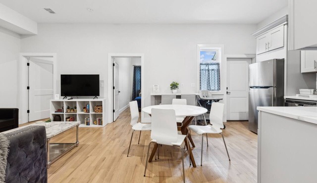 Unique modern 3-bedroom apt 8 mins to Newark Airport! 20 minutes to Manhattan in Newark