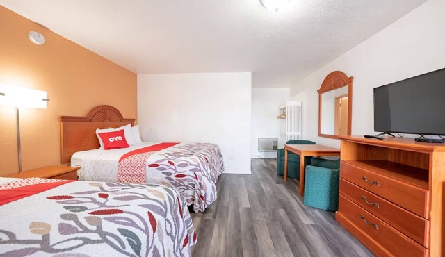 Unwind in a Large Queen Room Just Minutes from Crooked River