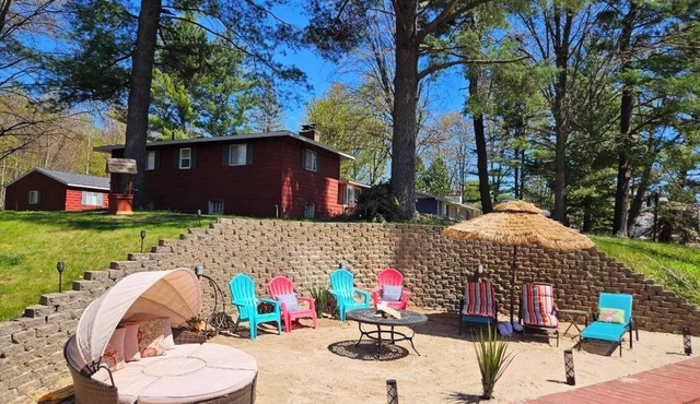 Up North Retreat - hot tub - pool table -arcade- sandy oasis- fire pits