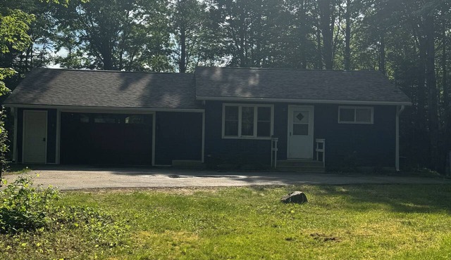 Updated Private wooded cottage on the River with hot tub & sauna & pool table!