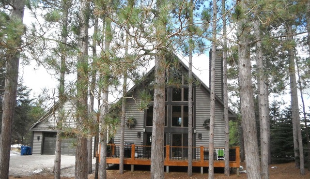 Upgraded! Beautiful, Spacious Cabin at Crystal Mountain Resort.