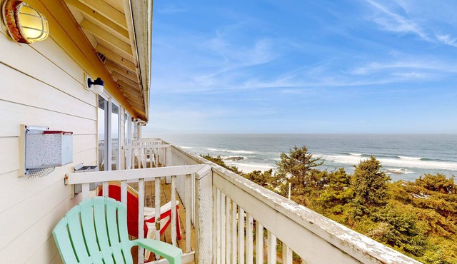 Upper Level Studio with Sweeping Ocean Views Dog Friendly