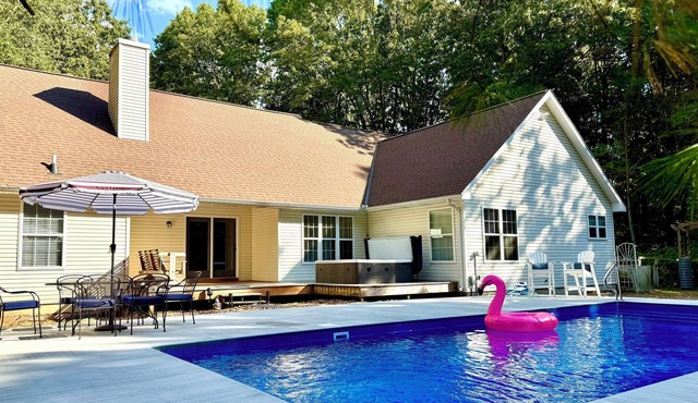 Upscale Wooded Retreat: Heated Pool, Hot tub, Fenced Yard & Game Room.