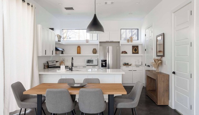 Upstay: Contemporary 2BR Retreat w Patio & BBQ in Austin