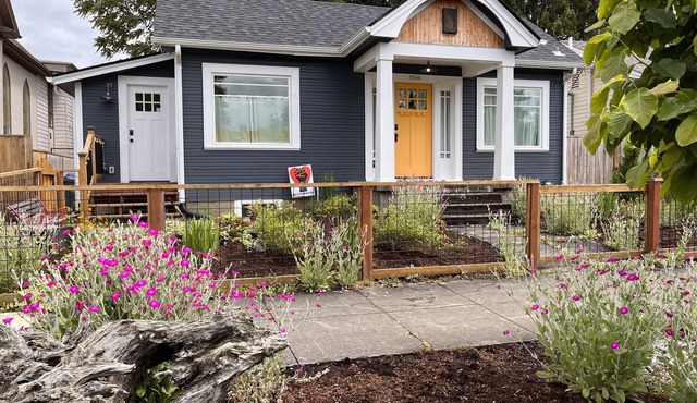 Urban Fern Bungalow - steps to Food/Shops/Max