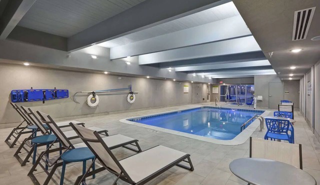 Urban Oasis: 2 Pet-friendly Accommodation in Michigan | Onsite Pool, Breakfast!