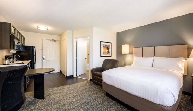 Vacation At its Finest! Two Lovely Units, Pet Friendly, Parking!