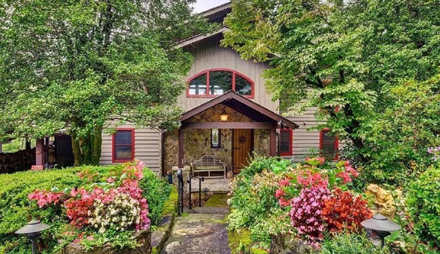 Valentine Manor Retreat with 50 mile views only 5 minutes to town!
