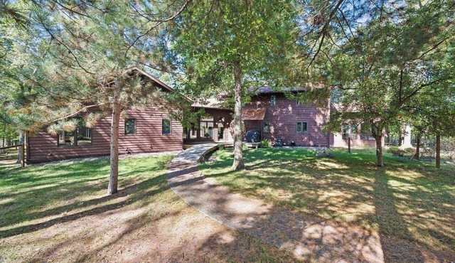 Very spacious lakefront 4-bedroom cabin with AC and WiFi in charming Spooner