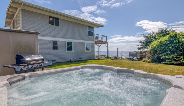 Views, Giant Deck and Hot Tub, All in Beautiful Roads End!