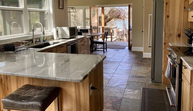 VIEWS! Stunning riverfront property-hiking and waterfalls nearby! Pet friendly!