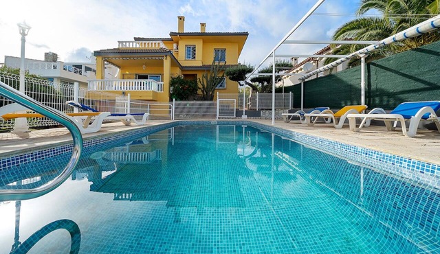 VILLA 200 MTS FROM THE SANDY BEACH + 5 BEDROOMS (WITH AIR C.) + PRIVATE POOL in L'Ampolla