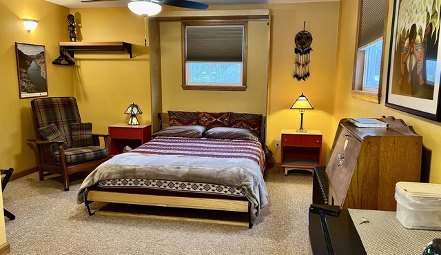 Village Hideaway, 1 bdrm efficiency, private entrance. On the Rail Trail.
