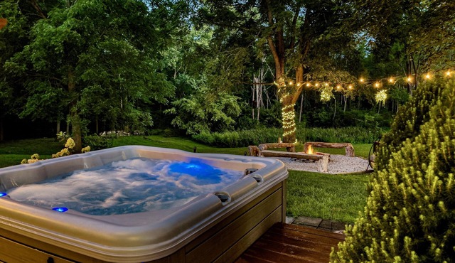 Vineyard View-Walkable to Two Wineries + River| Hot Tub, Karaoke, Fireplace in Madison