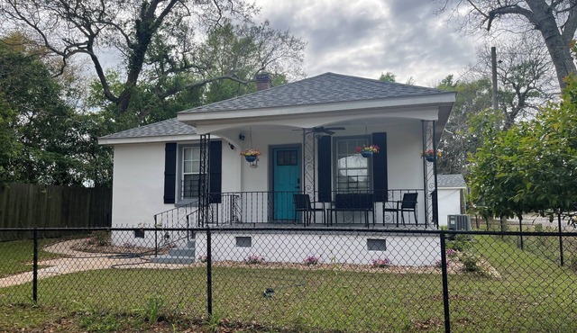 Vintage bungalow with quaint modern touches, minutes to Pensacola NAS front gate