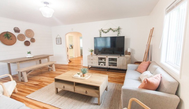 Vintage Home By Parks- 20 min to U of O - 8 min to Airport - Pet Friendly