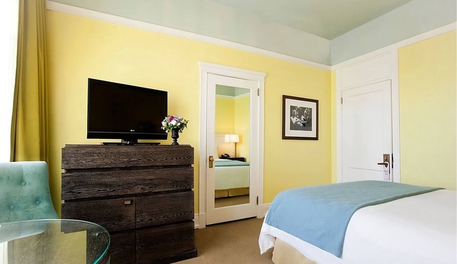 Vintage Style Hotel with Pop-Up Cinema! Three Relaxing Units, Pet-friendly!