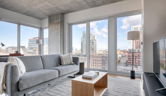 W Loop 2BR w pool gym lounge nr L CHI-748