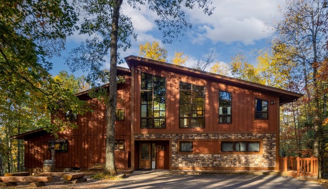 Wakefield Lake Cabin with hot tub and sauna