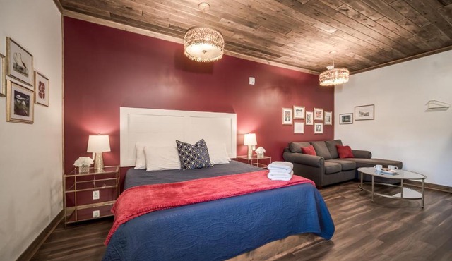 Walk Everywhere Fireplace Downtown Hideaway