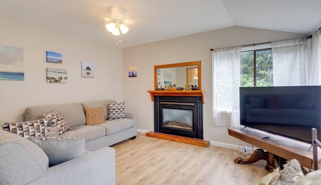 Walk to Main Avenue: Cozy Unit in Warrenton