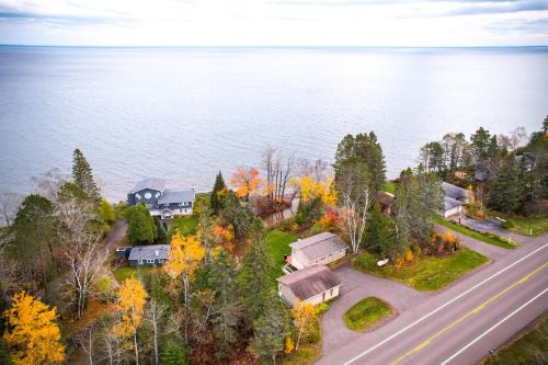 Walk to McQuade Harbor: Lake Superior Retreat