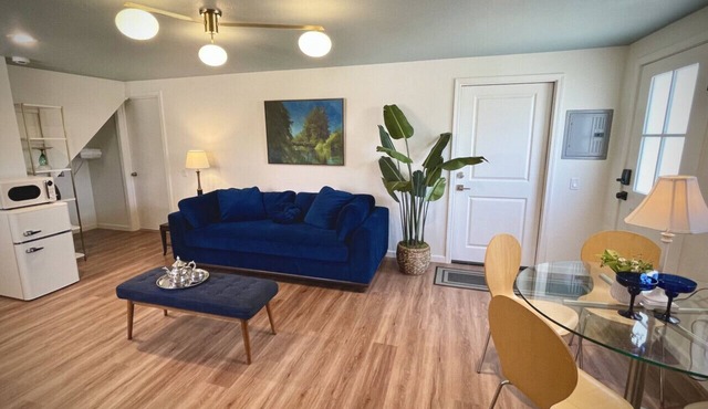 Walk to Stadium, shops. Free parking. Fast wifi. With kitchenette