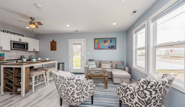 Walkable cozy cottage, Outlet Mall across street!
