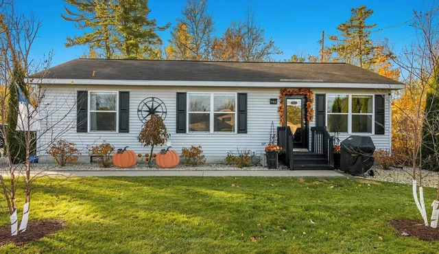 Walking distance to local eateries, watering holes, beaches, grocery & shopping!