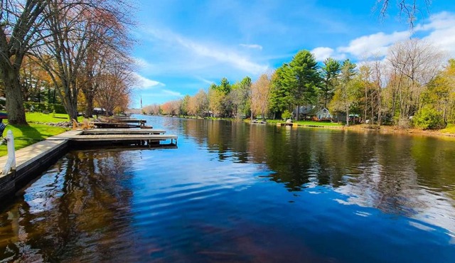 Washago Waterfront Hot Tub, Sauna, Trails, Fish in Gravenhurst