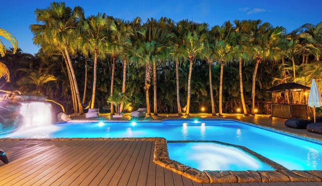 Waterfall Villa | Multi Court Watersilde Cinema