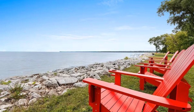 Waterfront 3-bedroom house on the Bay of Green Bay with AC, WiFi