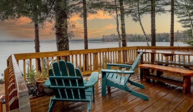 Waterfront 3bed 1.5bath screen porch, fire pit, kayaks, L2 EV charger in Tupper Lake