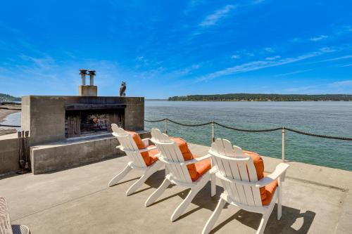 Waterfront Cabin w/Stunning Sound Views