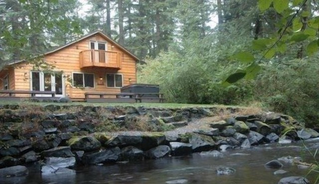 Waterfront cabin w/hot tub, fireplace, WiFi, pool table & BBQ. Family-friendly.