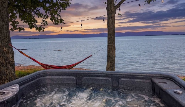 Waterfront Chalet w/Hot Tub, Fireplace, WiFi in Cap-Saint-Ignace