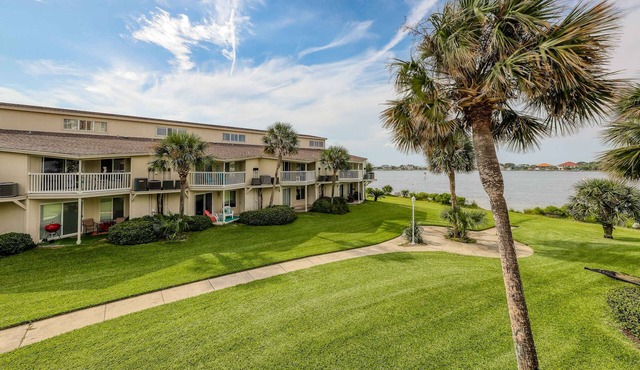 Waterfront condo in Pensacola Beach with breathtaking balcony views, W/D & AC