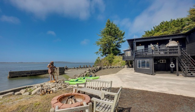 Waterfront Coos Bay Retreat w/Kayaks!