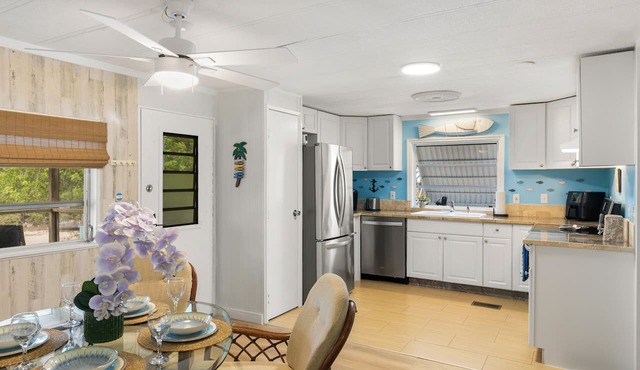 Waterfront Escape - Canal Front, 50ft Dock, King Beds and Pet Friendly in Little Torch Key
