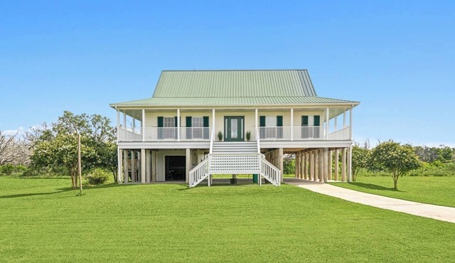 Waterfront Getaway Balcony + Bayou Views