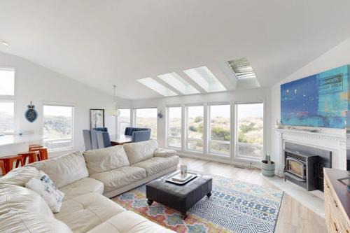 Waterfront Home withPrivate Hot Tub Ping-Pong Free WiFi & washer&dryer